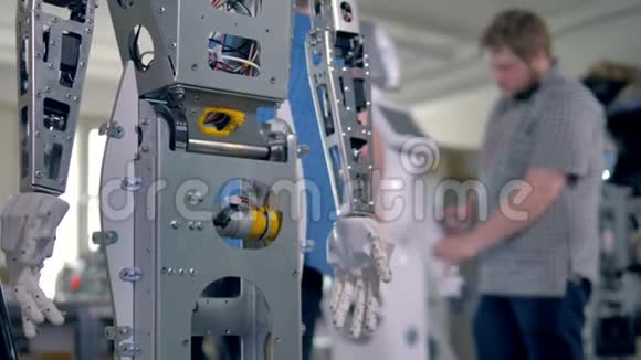 技术人员在一个车间里组装几个机器人视频的预览图