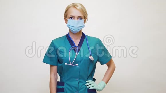 戴防护面罩和乳胶手套的女医生拇指朝下视频的预览图