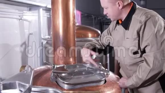 小企业和制造理念男工在啤酒厂酿造啤酒视频的预览图