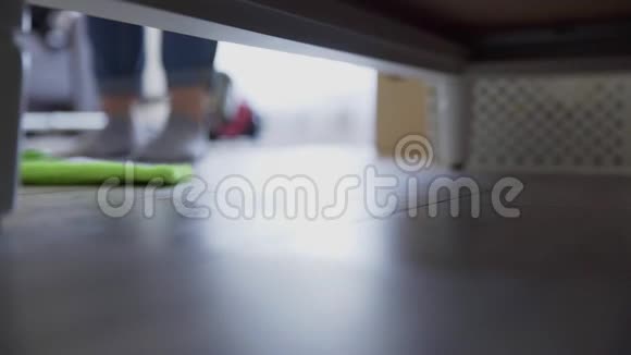 女人在床底下打扫地板关门视频的预览图