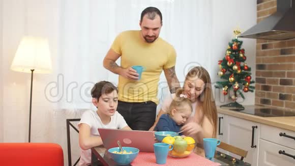 白人一家人坐在厨房里视频的预览图