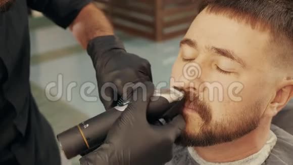 客户理发师修剪胡须的正面视图视频的预览图