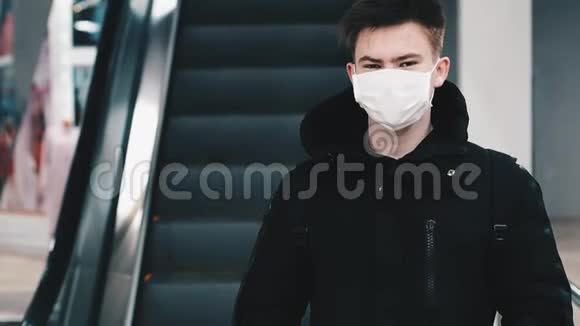 一名青少年戴着呼吸道医疗面罩以防止冠状病毒流行的肖像视频的预览图