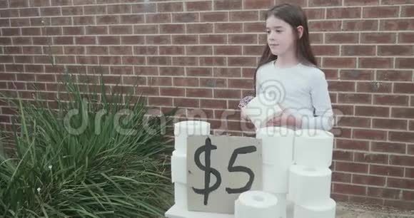小女孩每人卖5美元的厕纸卷视频的预览图