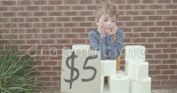 3小男孩卖5块钱的卫生纸视频的预览图