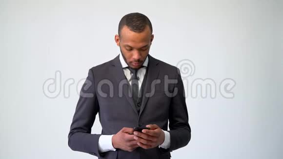 专业的非裔美国商人用手机说话视频的预览图