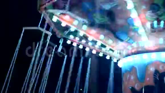 马戏团旋转木马在夜间旋转视频的预览图