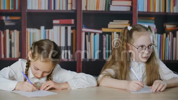 忧心忡忡的小女孩考试时抄袭试卷视频的预览图