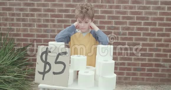 3小男孩每人卖5美元的卫生纸视频的预览图