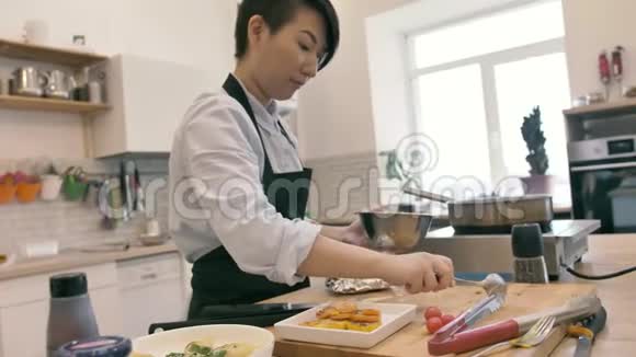 韩国厨师在一碗土豆泥中混合视频的预览图