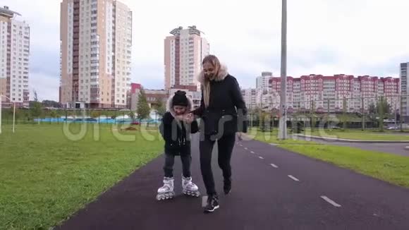 女孩牵着妈妈手试着溜冰视频的预览图