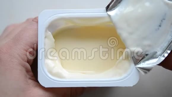 打开酸奶的男人视频的预览图