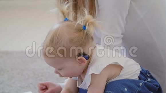 听力障碍的概念及其治疗可爱的带助听器的小女孩视频的预览图