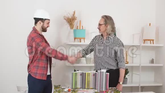 商务男士握手成功协议项目视频的预览图