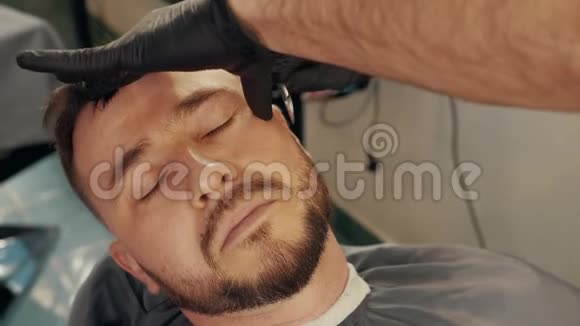 用直剃须刀近距离拍摄理发师剃须客户视频的预览图