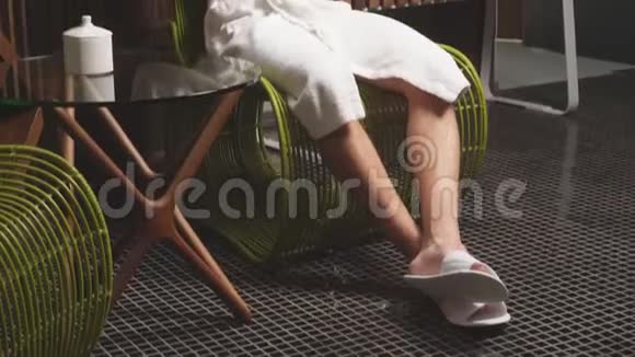 健康有魅力的人在水疗后在椅子上放松喝绿茶视频的预览图