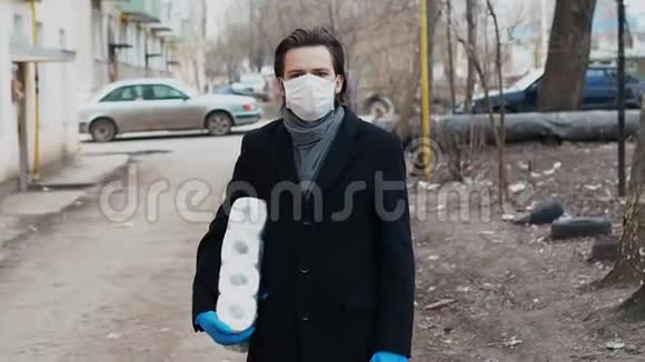 人类摘下一个呼吸道医疗面罩和手套以防止COVID19冠状病毒流行并提供一种视频的预览图