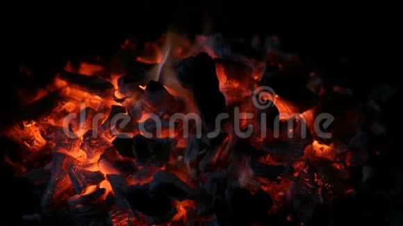 煤炭余烬用木炭生火视频的预览图