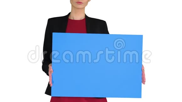 女商人在白色背景上举着空白白板标志视频的预览图