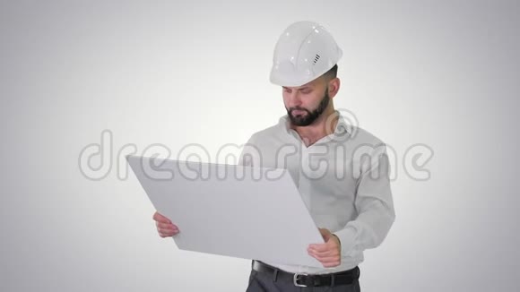 男工程师戴着头盔在梯度背景下观察重建方案视频的预览图