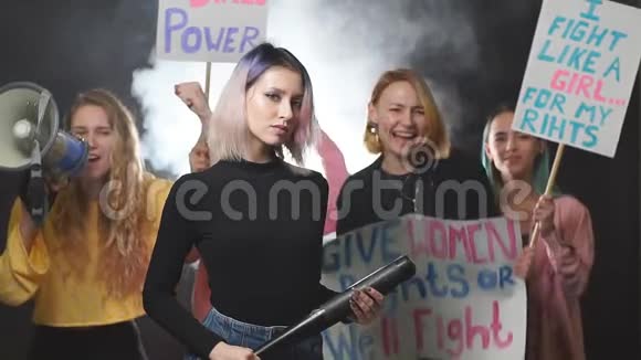白人女性主义者站在烟雾弥漫的空间里视频的预览图