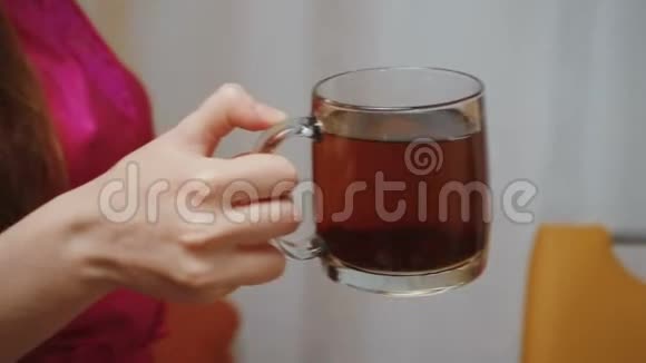 年轻夫妇喝茶的视频视频的预览图