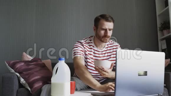 自由职业者吃早餐用笔记本电脑工作视频的预览图