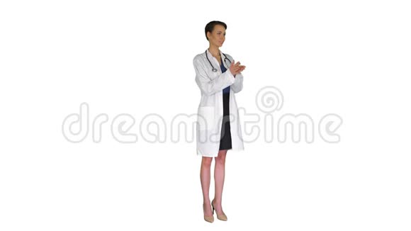 医生女士穿着医用外套在白色背景上孤立地鼓掌和鼓掌视频的预览图