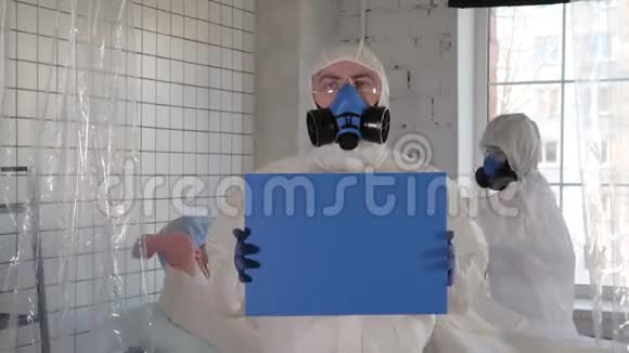 医生戴着呼吸器在医院里显示空白板被隔离的病人躺在床上视频的预览图