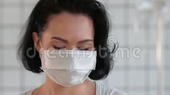 幸福微笑女性佩戴防护医用口罩视频的预览图