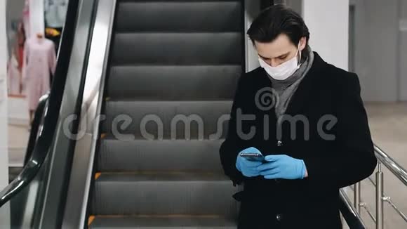 戴着医用口罩和手套的人使用手机来防止COVID19冠状病毒流行视频的预览图