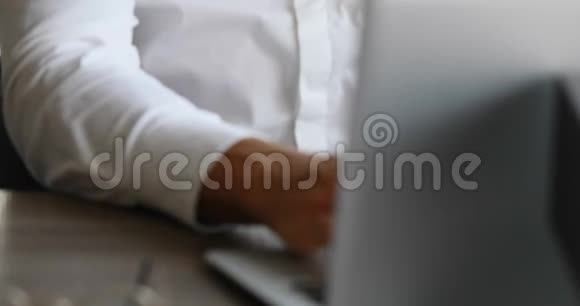 看着窗外的笔记本电脑微笑男人的画像视频的预览图