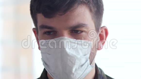 年轻人带着医用流感面罩害怕流行COVID19视频的预览图