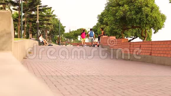 小女孩骑自行车在公园里视频的预览图