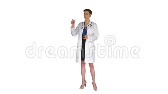 一位未来主义的年轻药剂师在白色背景上使用虚拟屏幕视频的预览图
