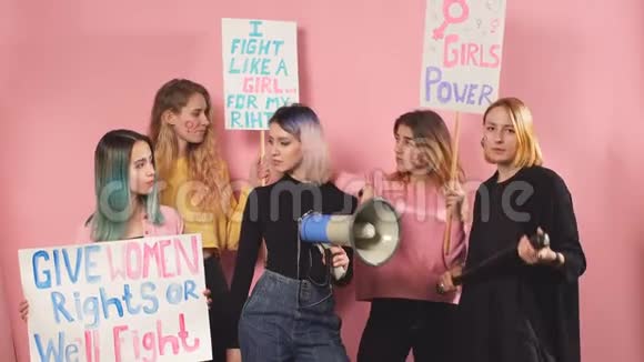 女青年积极促进女权主义视频的预览图