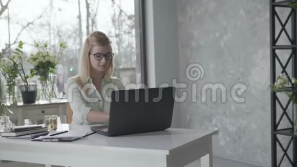 成功的创业年轻的女企业家戴着眼镜在餐桌上享受着商业成功视频的预览图