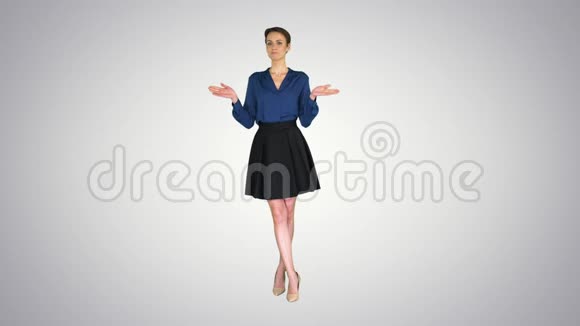 微笑美丽的商务女性拍手梯度背景视频的预览图