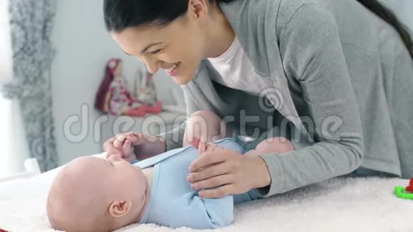 妈妈和一个婴儿说话视频的预览图