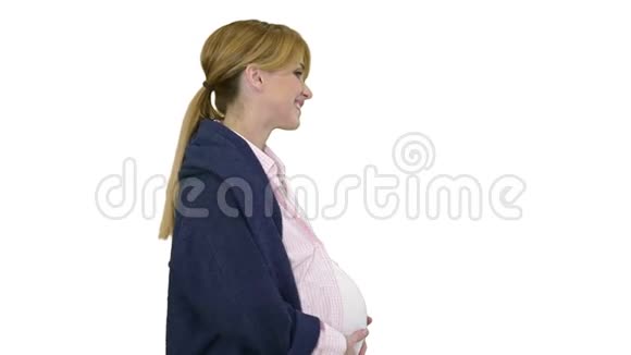 白底行走微笑的孕妇视频的预览图