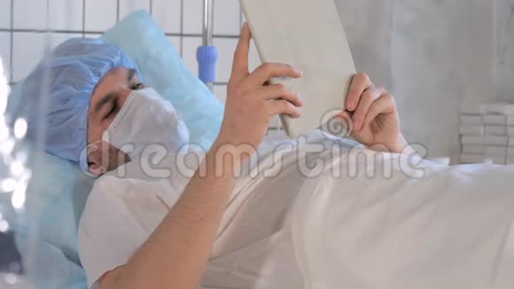 成年男性病人卧床时使用数码片视频的预览图