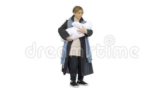年轻的母亲抱着小婴儿在户外的白色背景下玩耍视频的预览图