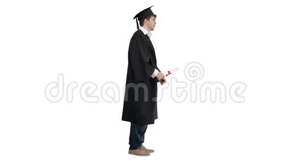 穿着毕业礼服的人在白色背景上为照相机摆姿势视频的预览图