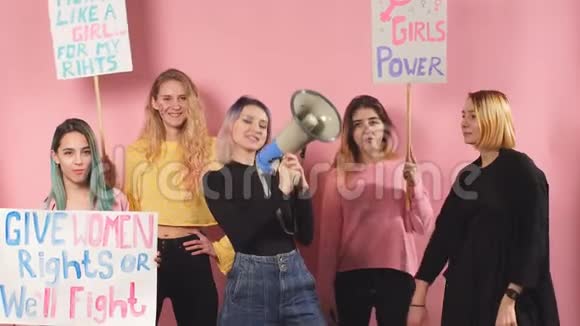 带有扩音器和海报的美丽女权主义者女孩视频的预览图