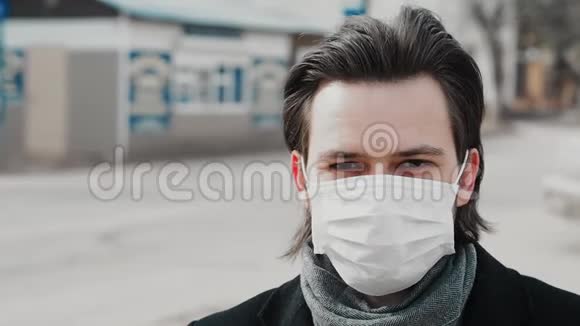 一名戴呼吸医疗面罩的白种人为了躲避街头的COVID19冠状病毒视频的预览图