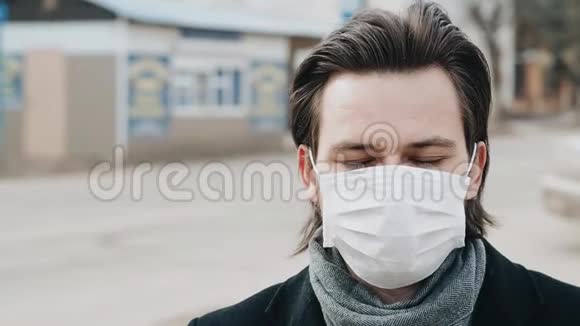 戴着呼吸医疗面罩的白种人在街上保护他们不受冠状病毒的感染视频的预览图
