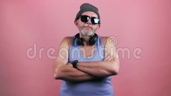 穿着时髦太阳镜和帽子的酷老男人视频的预览图