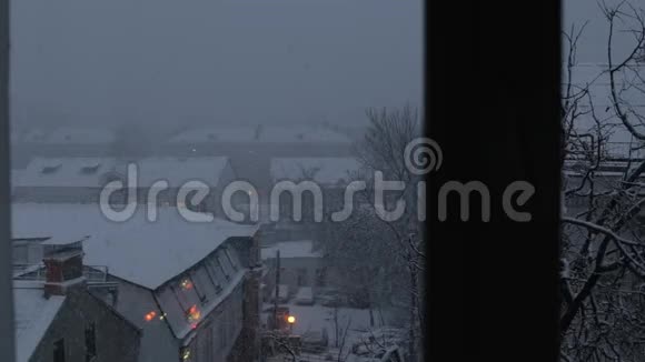 冬天的早晨从窗户看视频的预览图