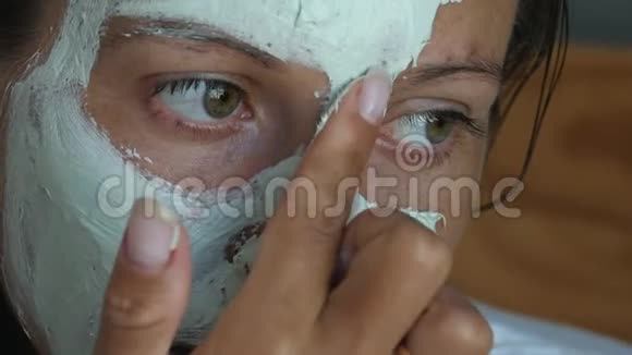 女人脸上涂了洁肤泥面具视频的预览图
