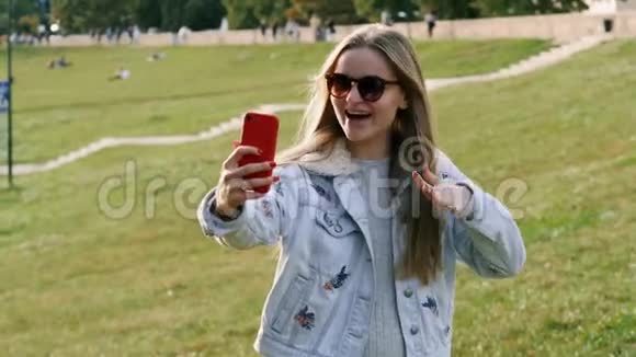 年轻的女游客通过手机上的视频通话把戒指拿给镜头看很高兴结婚视频的预览图